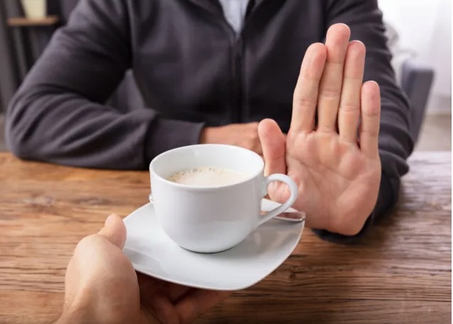 Vì sao cần kiêng cà phê sau khi nhổ răng