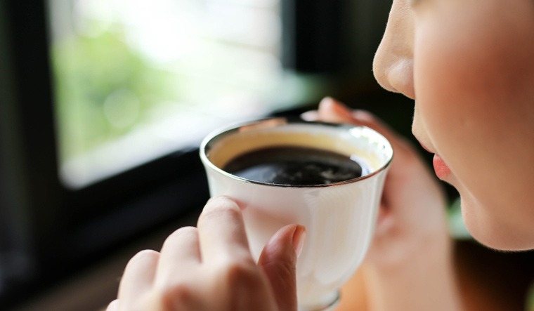 Khi nào có thể uống lại cà phê sau khi nhổ răng?