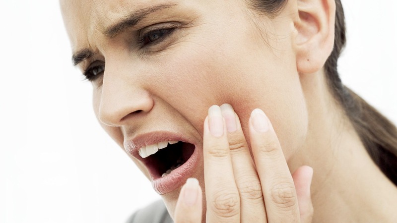 nhổ răng khôn ra nhiều nước bọt có bình thường không