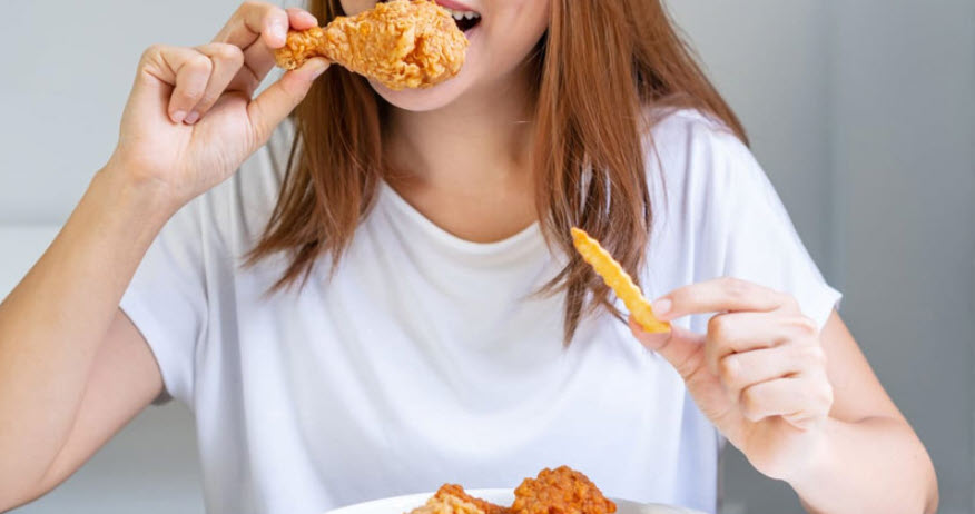 Nhổ răng khôn có cần kiêng ăn thịt gà không?